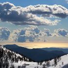 Ausblick von schneebedeckten Bergen auf das Mittelmeer