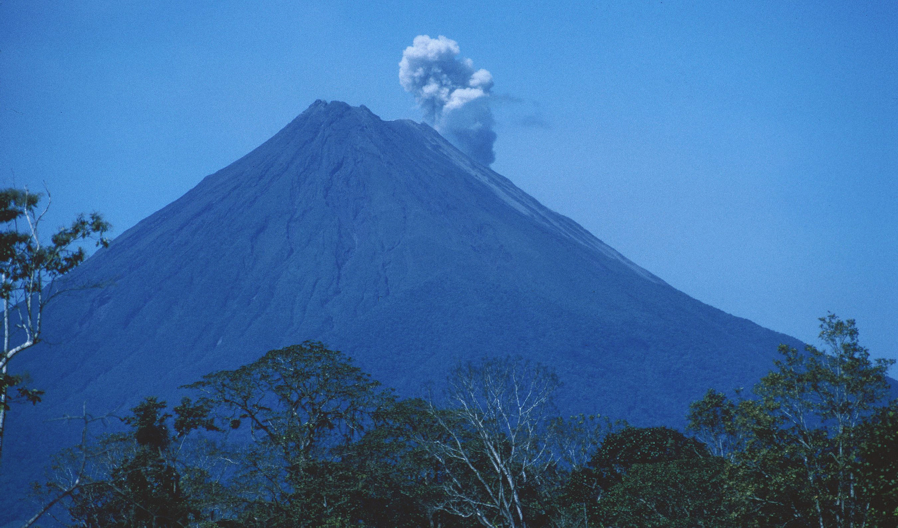 Ausbruch des Vulkan Arenal um 6 Uhr morgens, Gaswolken, Costa Rica