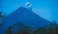 Ausbruch des Vulkan Arenal um 6 Uhr morgens, Gaswolken, Costa Rica