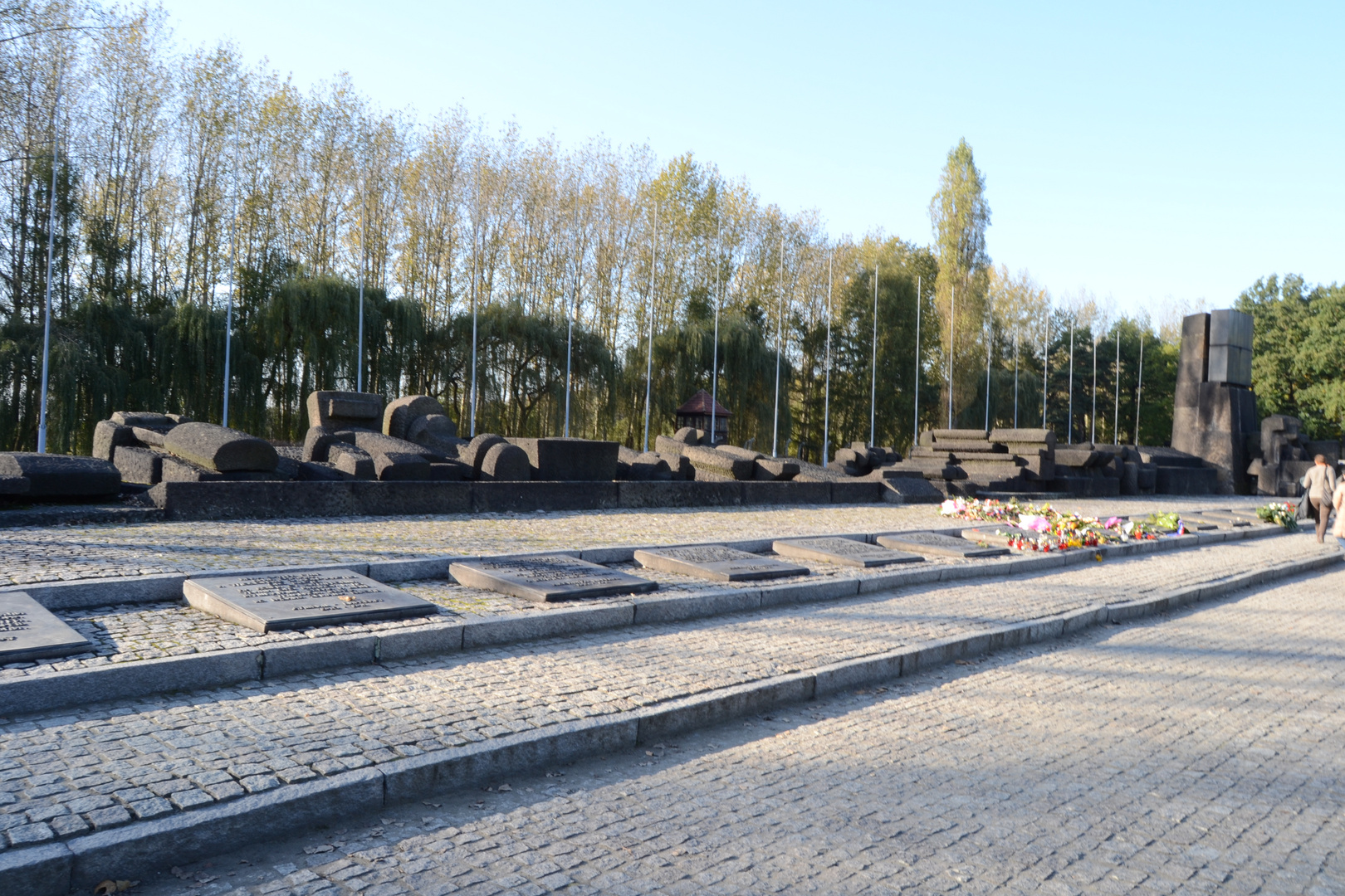 Auschwitz-Birkenau, Le tombe nei secoli