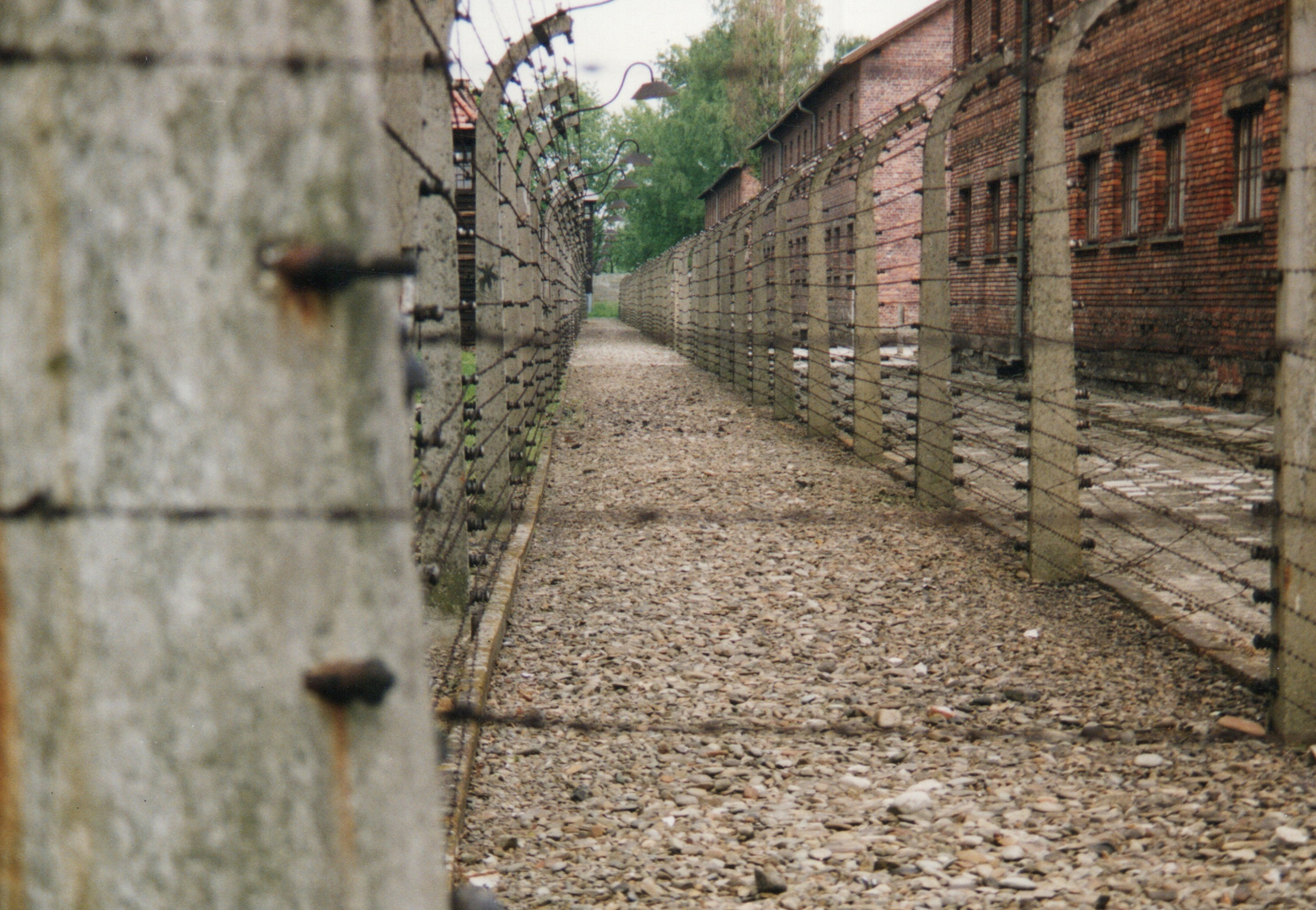 Auschwitz von außen...." NIE WIEDER" darf so etwas passieren