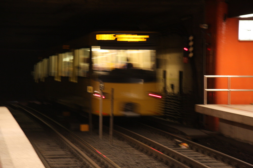 Ausfahrende Stadtbahn im Hauptbahnhof.