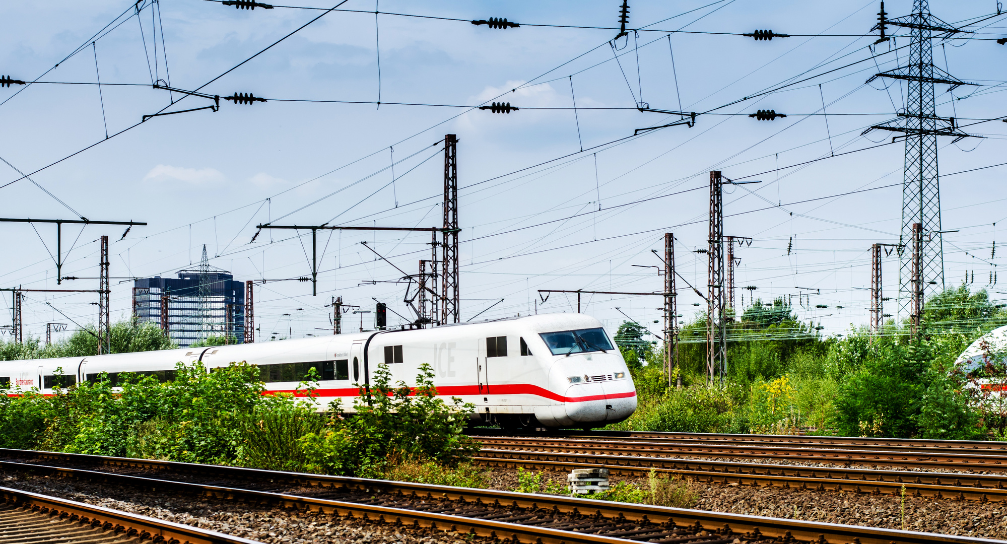 Ausfahrender ICE (Essen Hauptbahnhof)