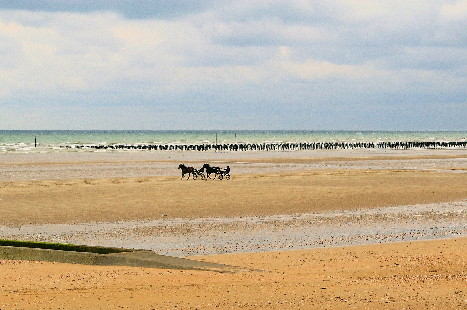 Ausfahrt auf dem Strand bei Ebbe