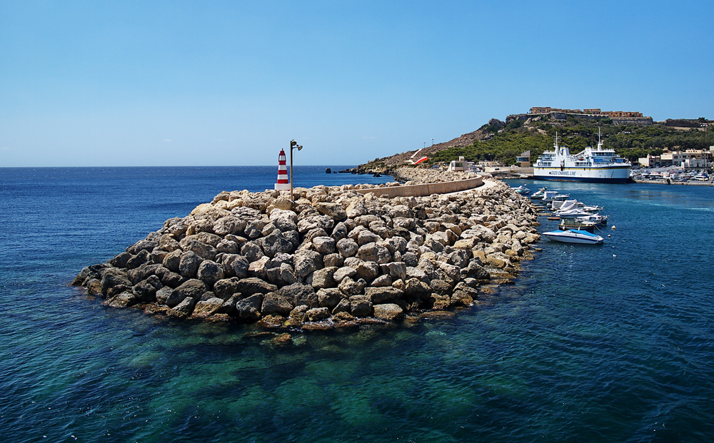 Ausfahrt aus dem Fährhafen in Mgarr