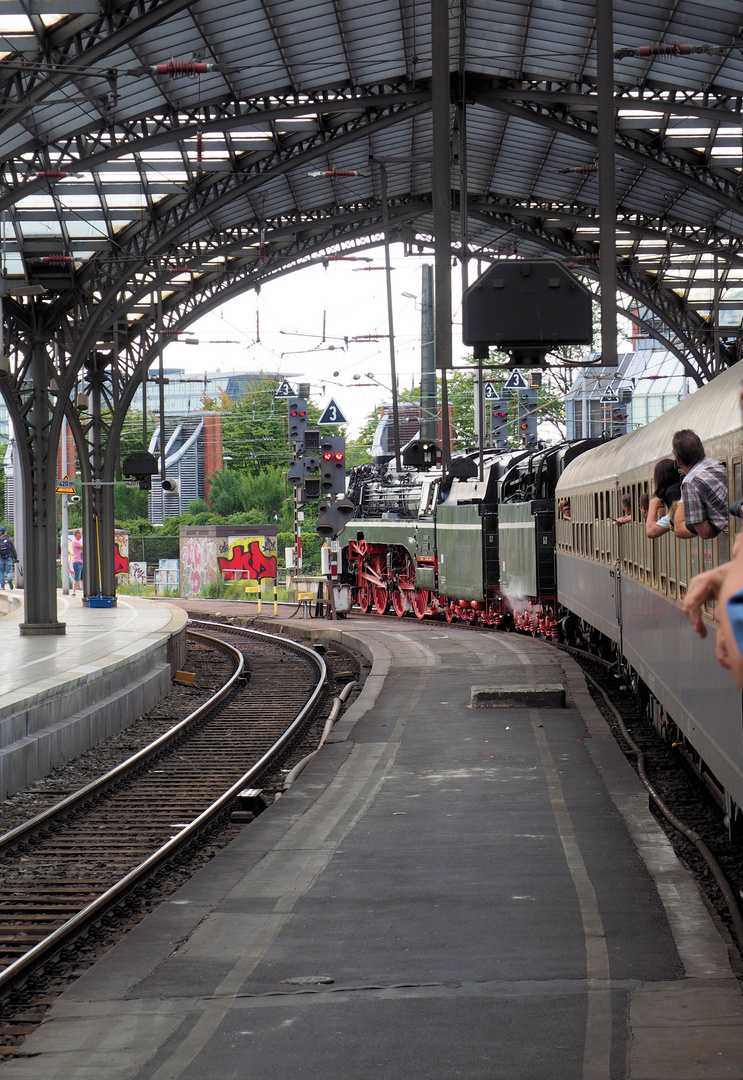 Ausfahrt aus dem Kölner Hauptbahnhof....