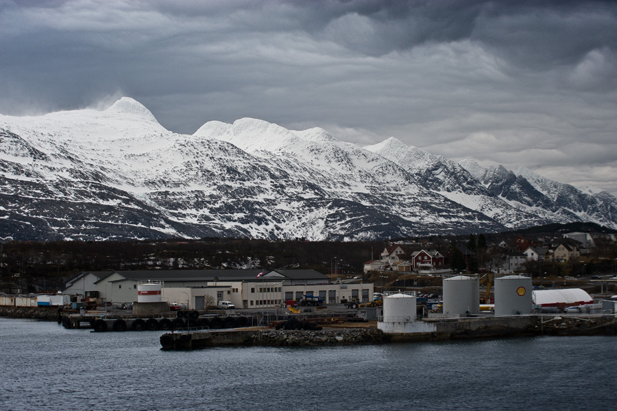 Ausfahrt aus Sandnessjøn - Blick auf die "Sieben Schwestern"