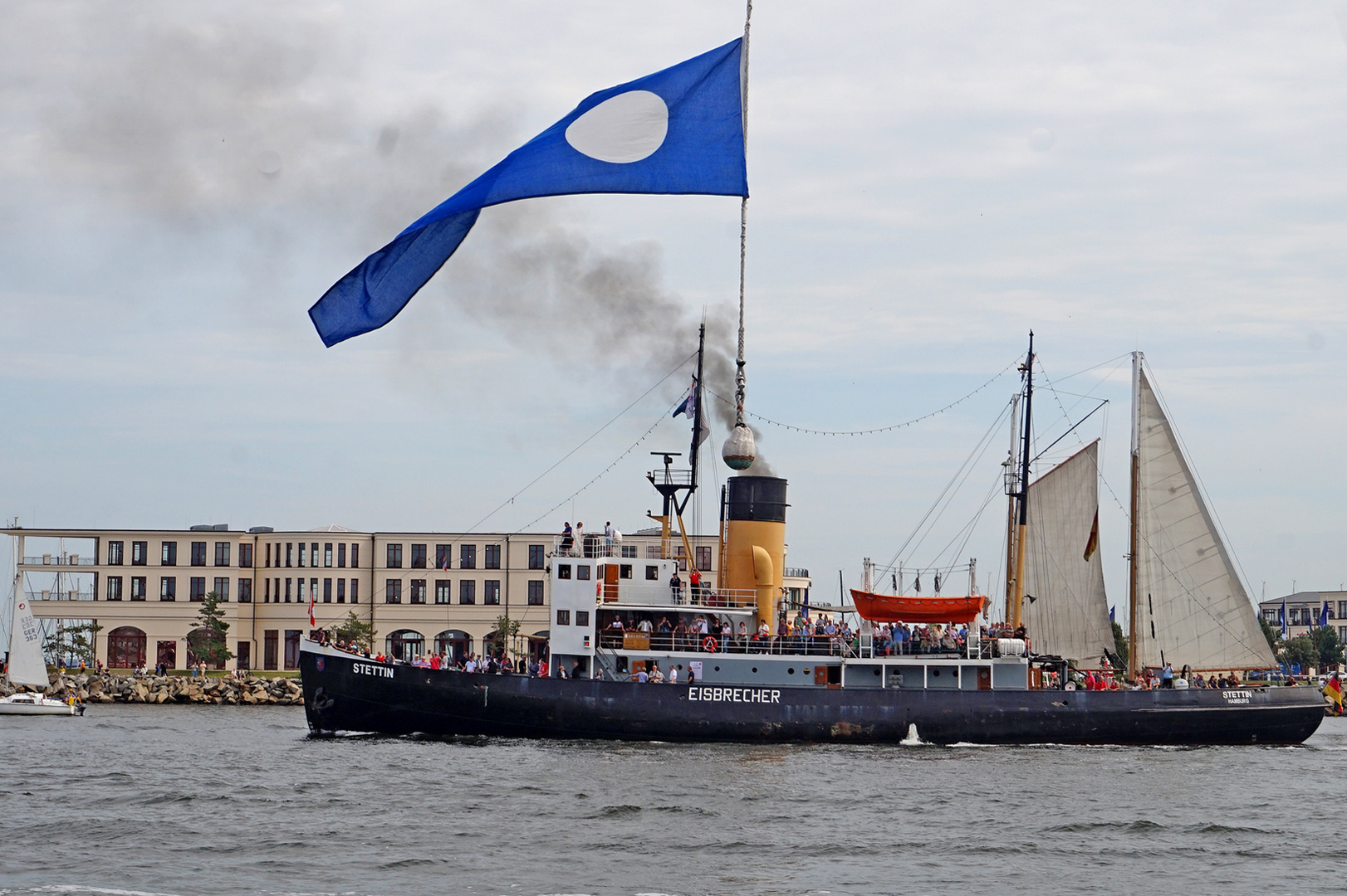 Ausfahrt des Eisbrechers "Stettin"