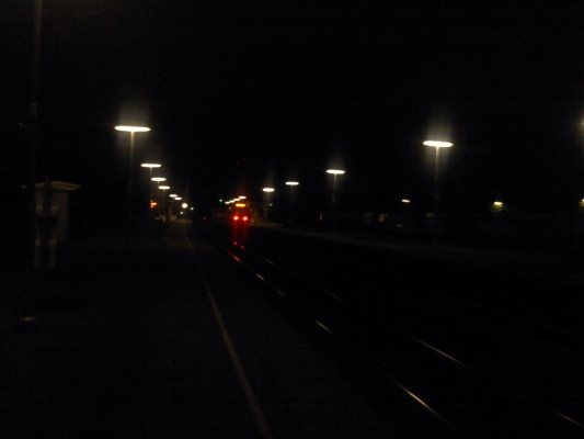 Ausfahrt einer RE aus dem Bahnhof Oelde/Münsterland bei Nacht