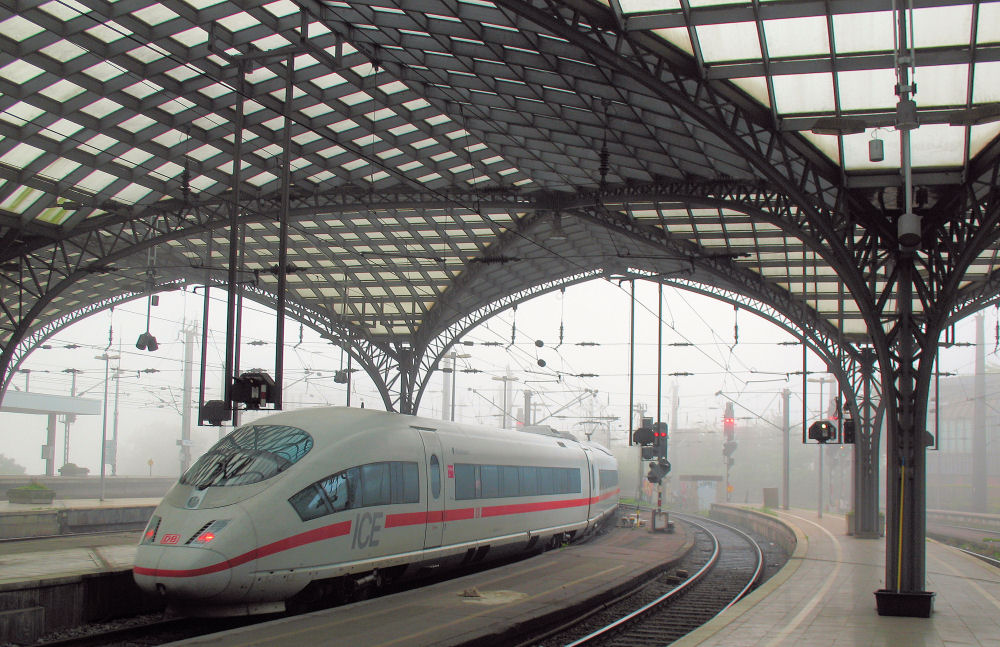 Ausfahrt Köln Hbf im Nebel