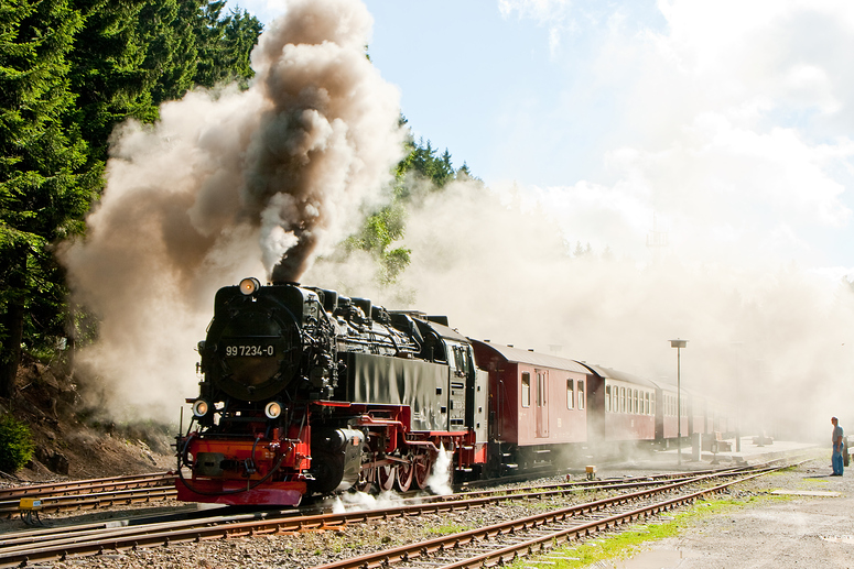 Ausfahrt mit viel Qualm aus dem Bahnhof Schierke, die Brockenbahn