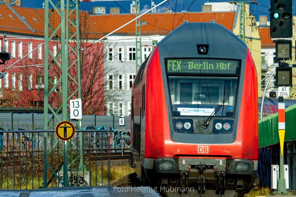 AUSFAHRT OSTKREUZ. HINTERER BLICK.