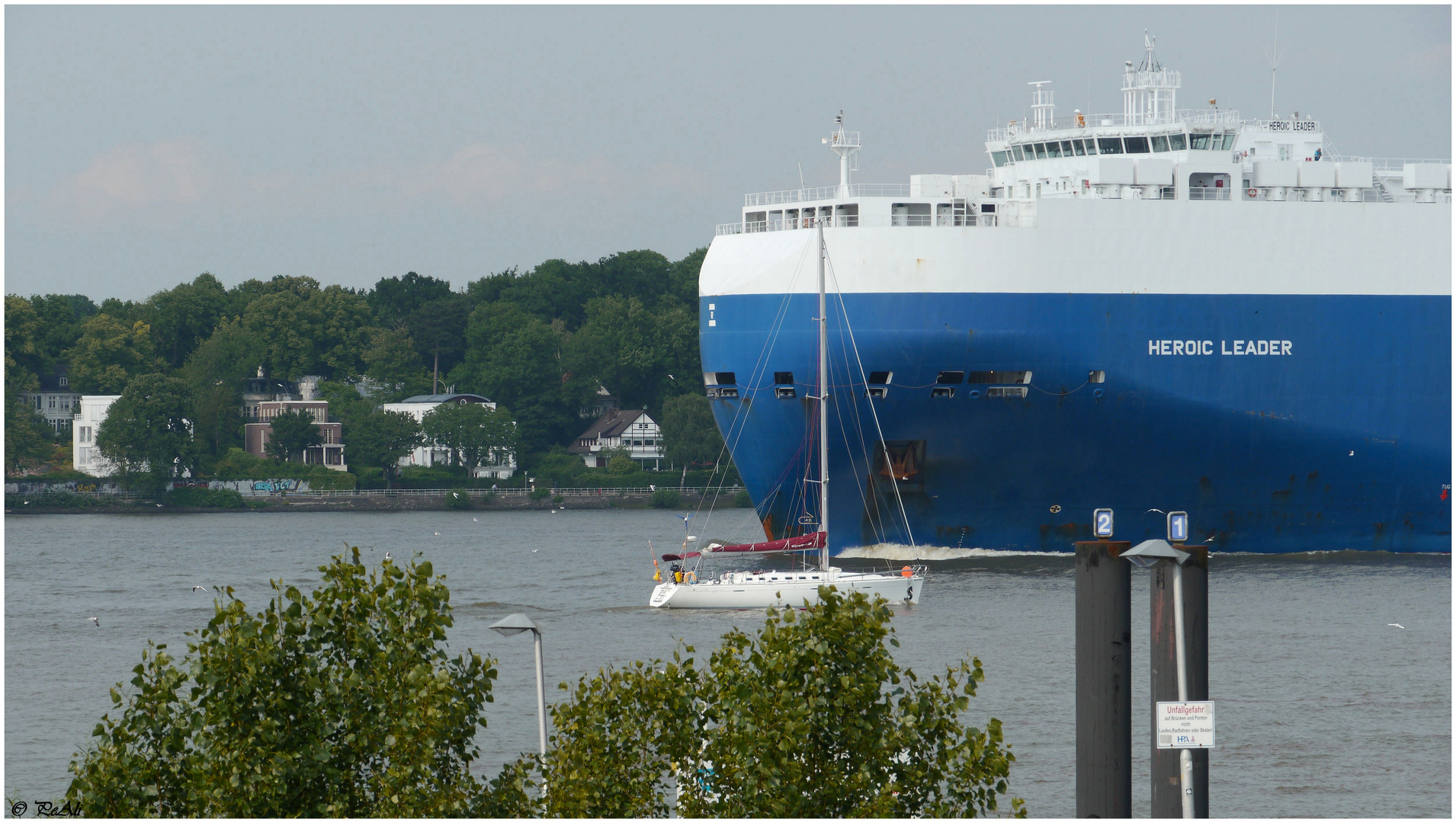 Ausfahrt vom Hamburger Hafen in Höhe vom Finkenwerder Rüschpark