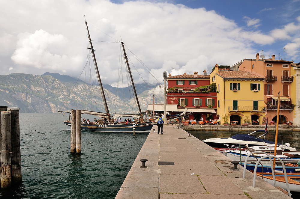 Ausfahrt von dem ältesten Segelschiff des Gardasees aus dem Hafen von Malcesine