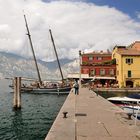 Ausfahrt von dem ältesten Segelschiff des Gardasees aus dem Hafen von Malcesine