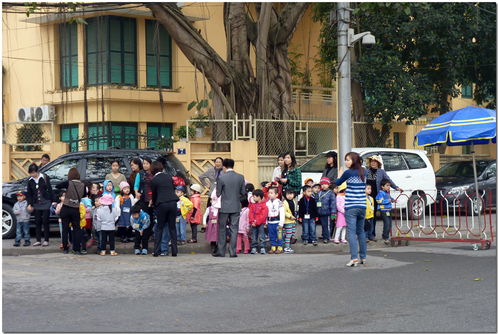 Ausflug einer Kindergartengruppe - auf dem Weg zum Ho Chi Minh-Denkmal