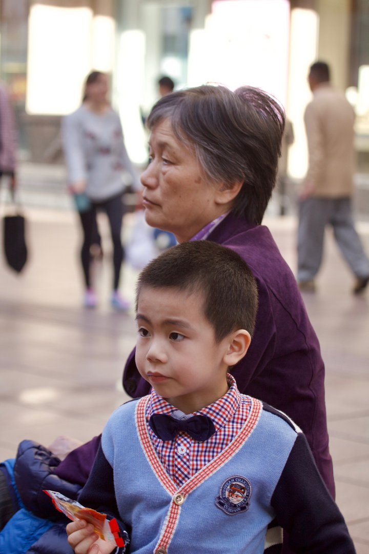 Ausflug in die "Nanjing Lu"    "Glücklich" - Oma und Enkel