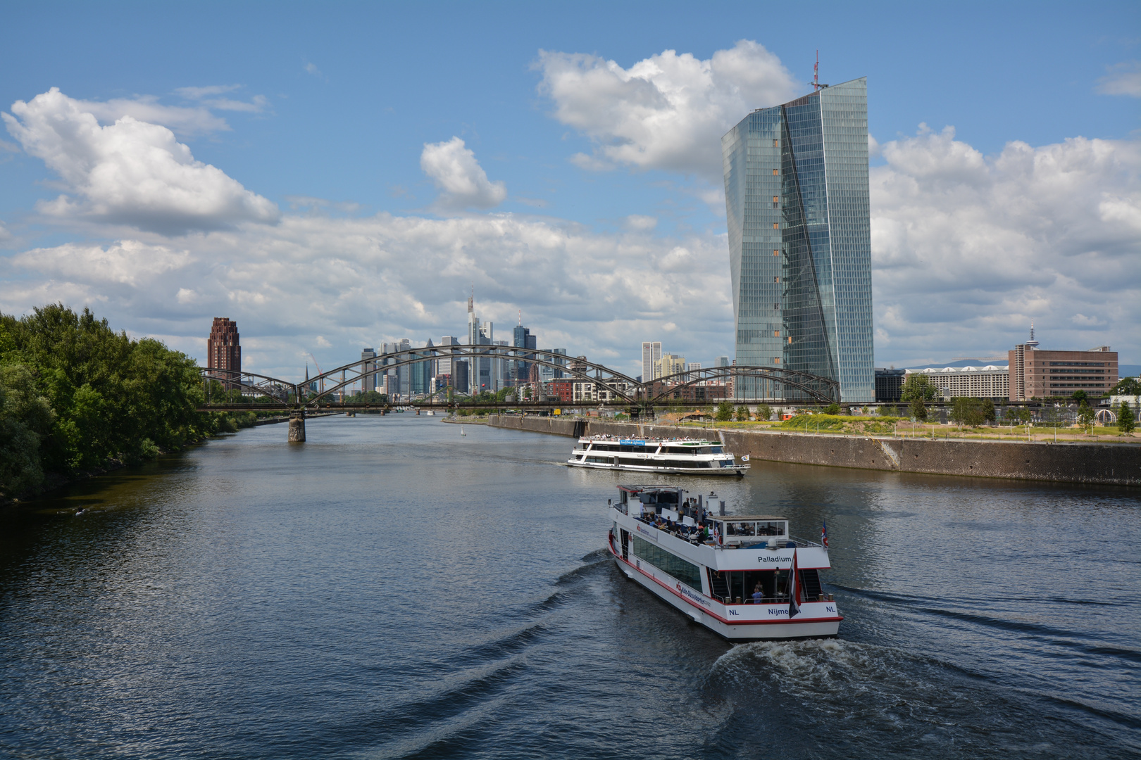 Ausflugdampfer auf dem Main vor dem neuen EZB-Gebäude