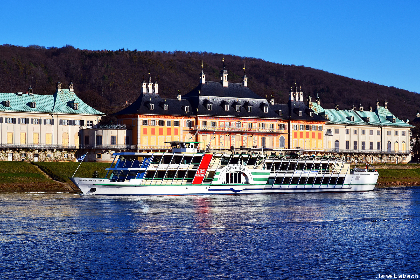 Ausflugdampfer August der Starke vor dem Schloss Pillnitz......