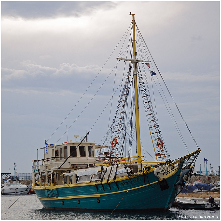 Ausflugs-Kutter im Hafen von Mykonos