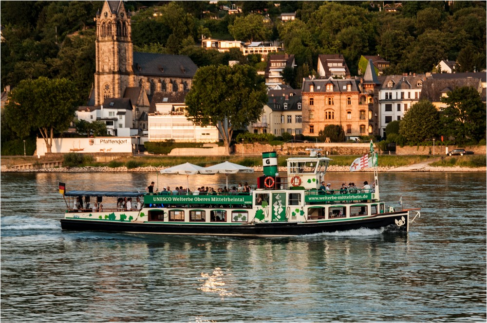 Ausflugsbötchen auf dem Rhein ....