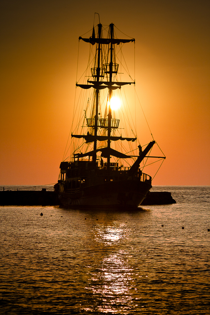 Ausflugsboot am Abend