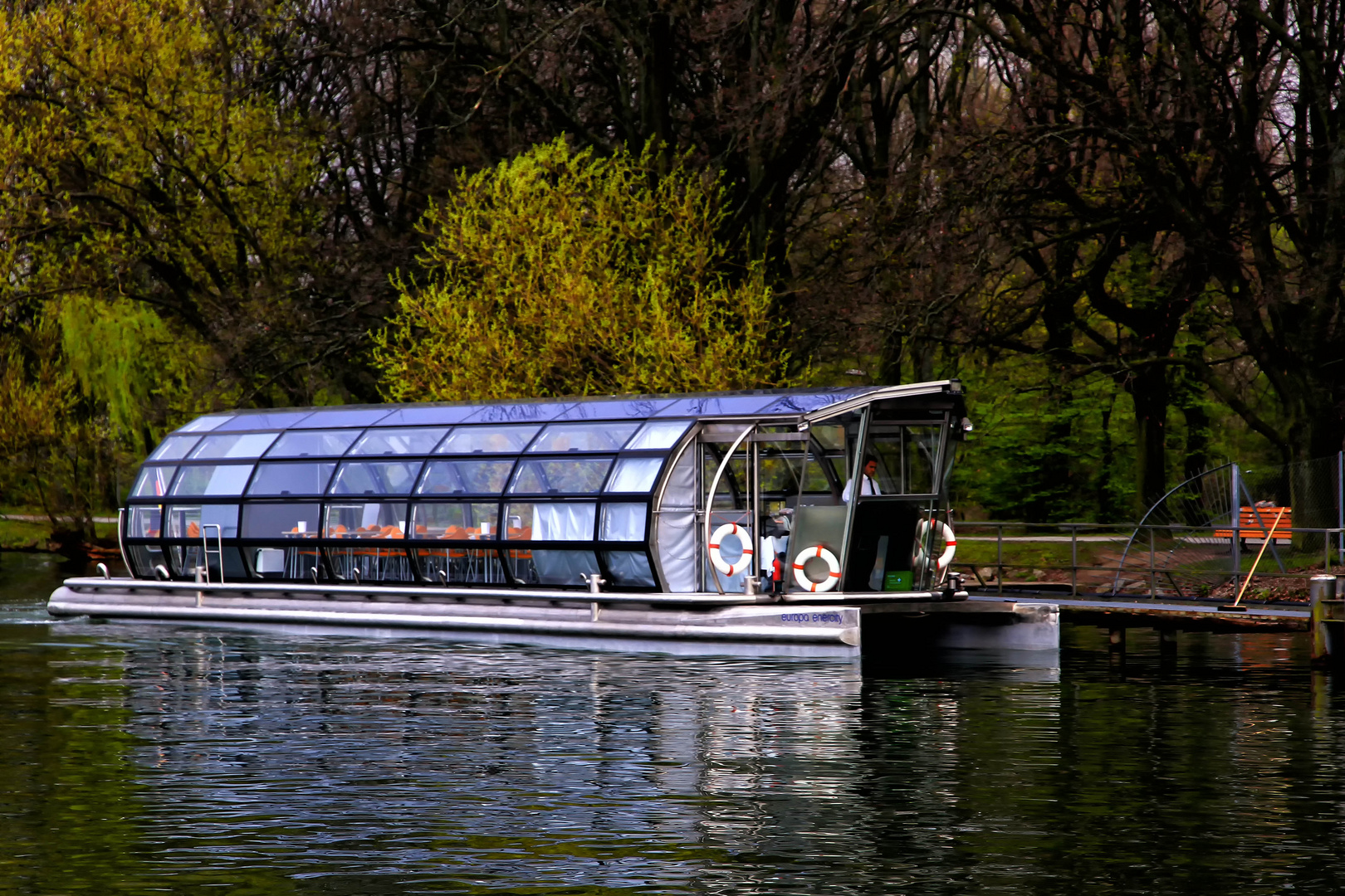 Ausflugsboot am Machsee in Hannover