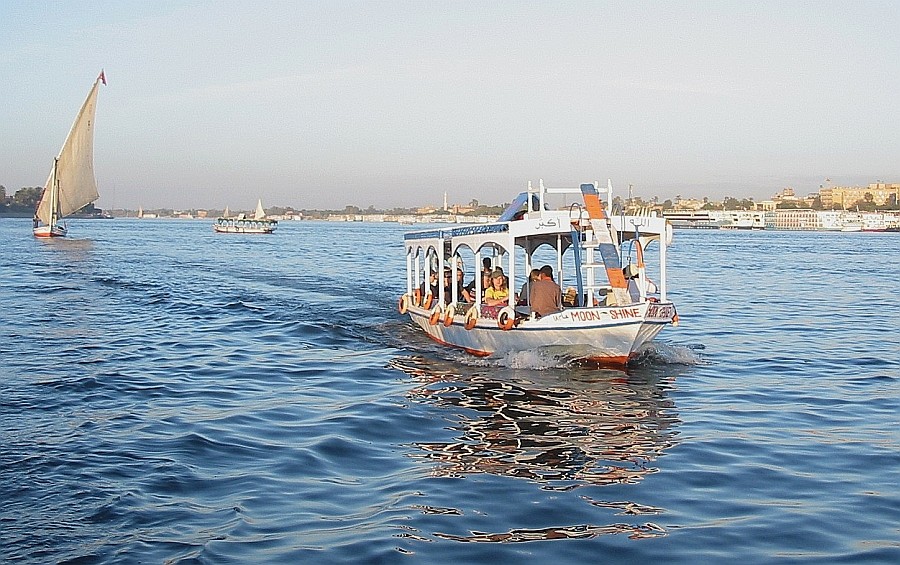 Ausflugsboot am Nil bei Luxor