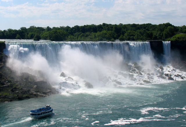 Ausflugsboot an den Niagara-Fällen