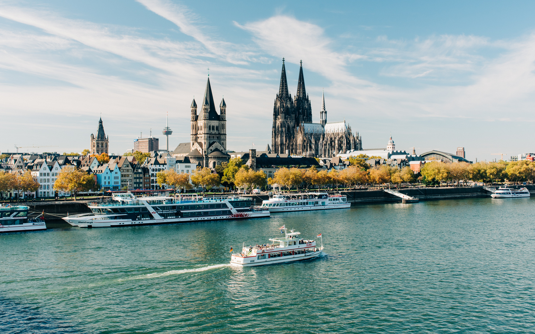 Ausflugsboot vor Kölner Dom 2018