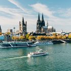 Ausflugsboot vor Kölner Dom 2018