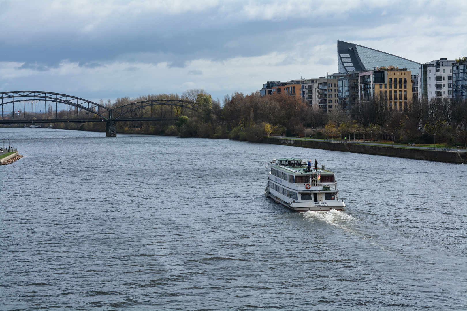 Ausflugsdampfer auf dem Main in Höhe des Deutschherrnufers