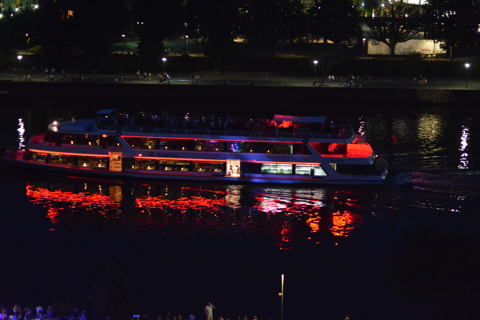 Ausflugsdampfer bei Nacht auf dem Main an der Weseler Werft in Frankfurt