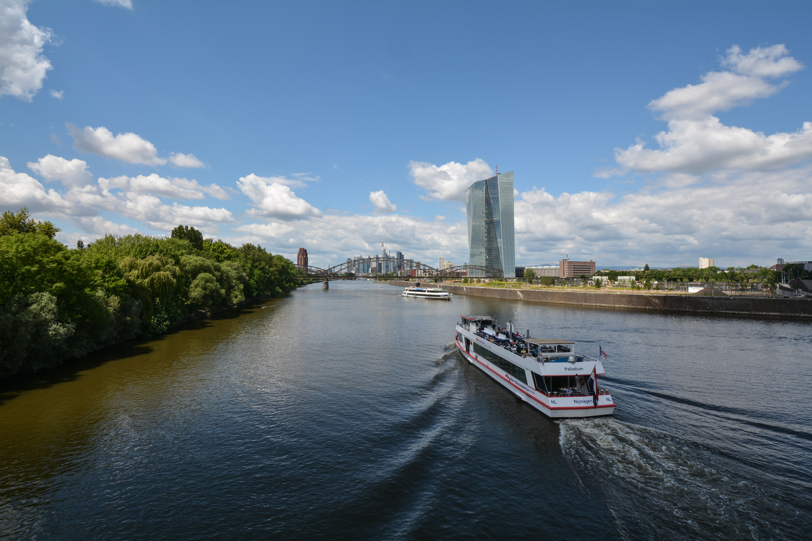 Ausflugsdampfer vor der EZB II