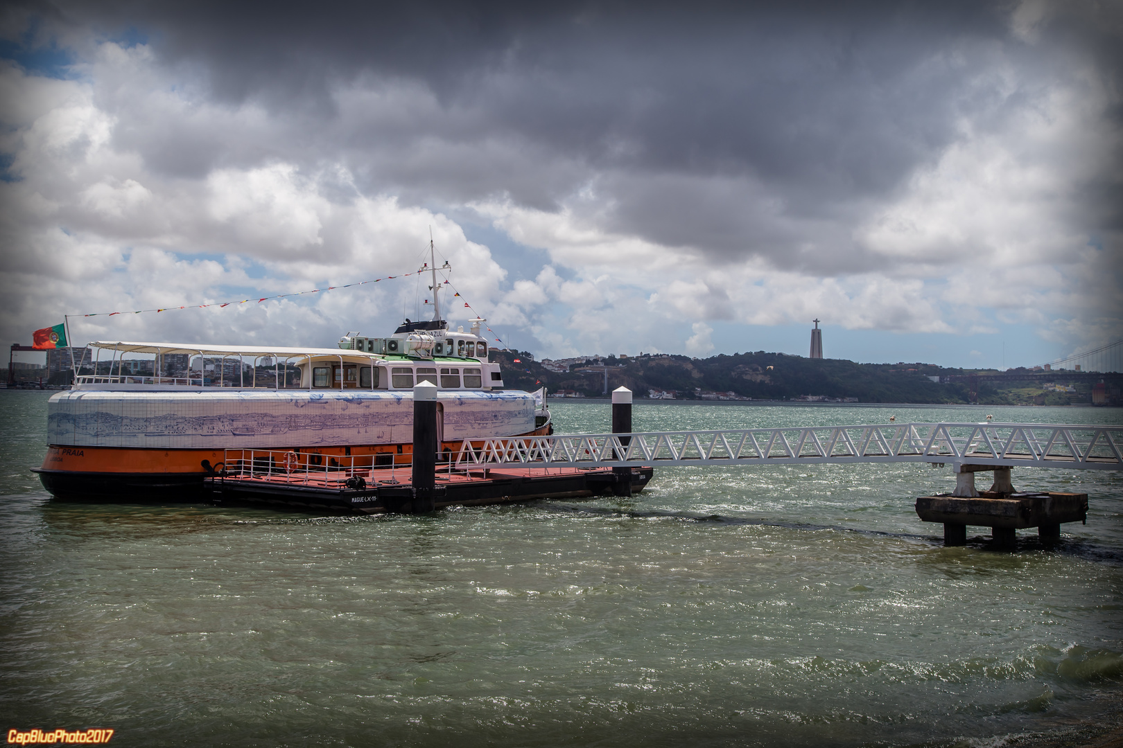 Ausflugsschiff am Tejo Lisboa Nähe Cais do Sodre