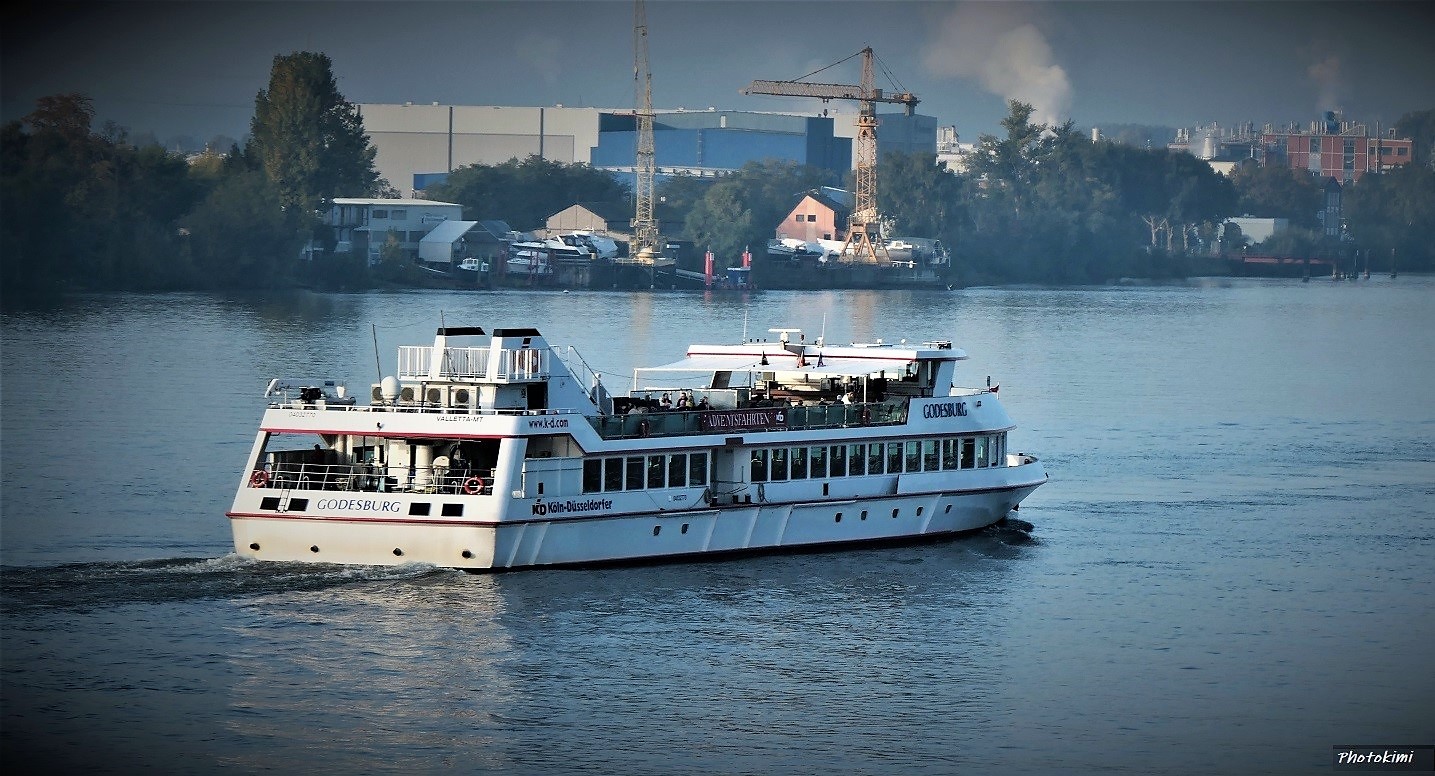 Ausflugsschiff auf dem Rhein