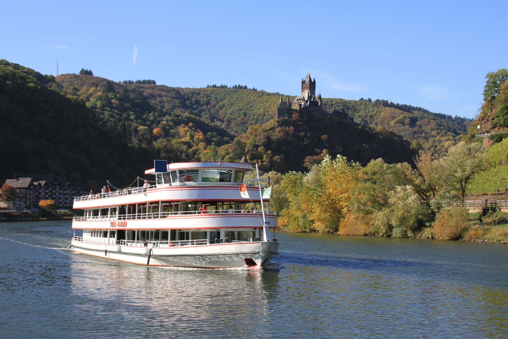 Ausflugsschiff auf der Mosel mit Reichsburg (IMG_2185)