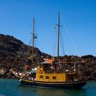 Ausflugsschiff in der Caldera bei Santorini