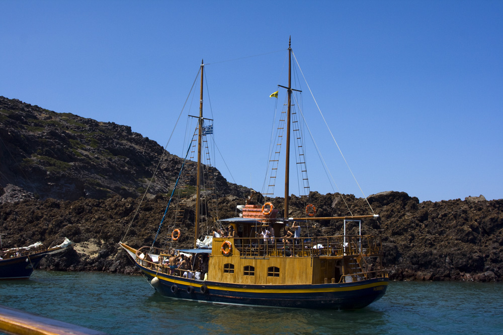 Ausflugsschiff in der Caldera bei Santorini