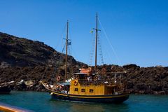 Ausflugsschiff in der Caldera bei Santorini