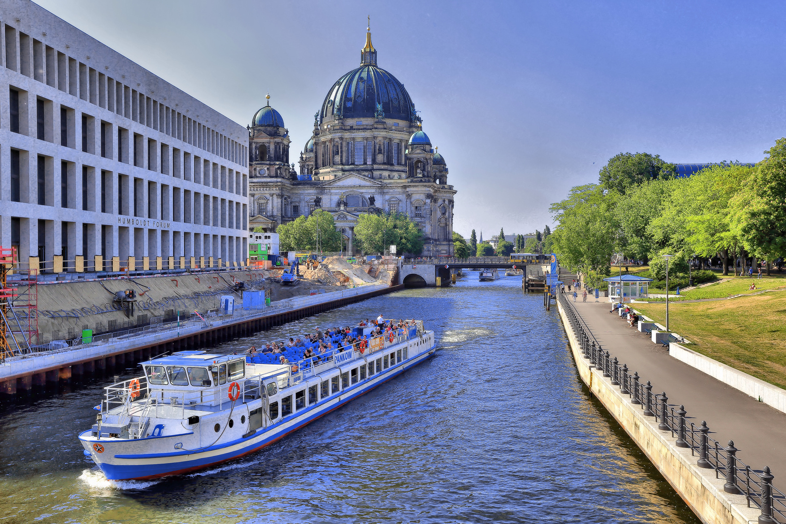 Ausflugsschiff vorm Berliner Dom