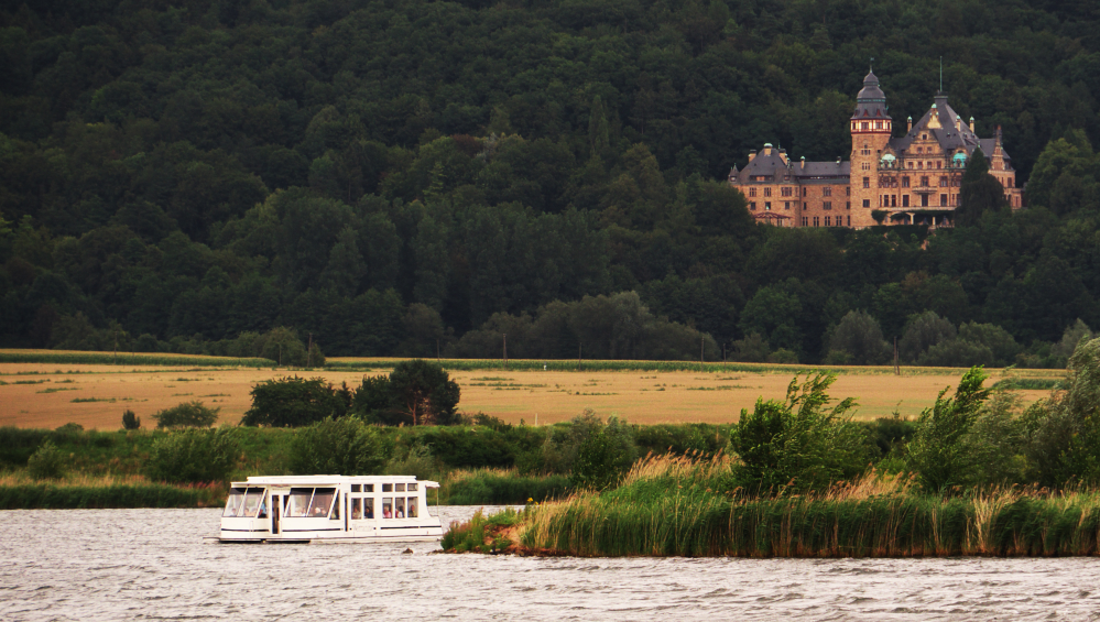 Ausflugsschiff Werranixe auf dem Werratalsee und Schloss Wolfsbrunnen bei Eschwege