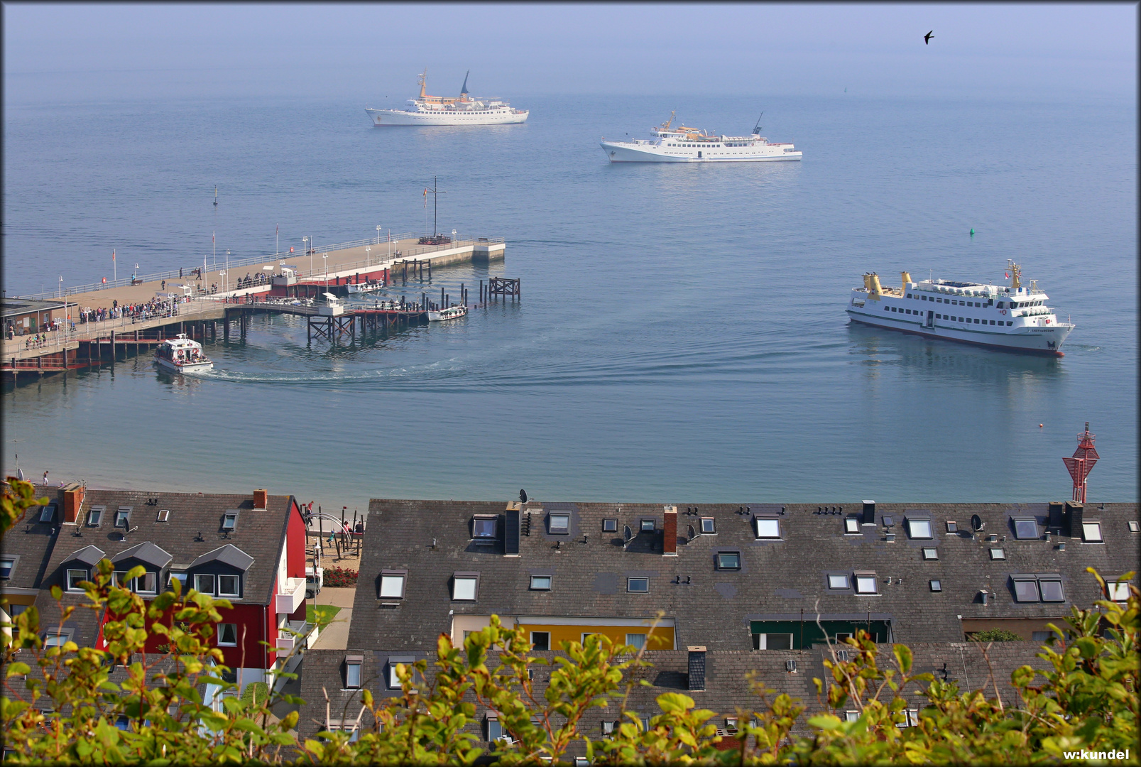 Ausflugsschiffe an der Roten Insel