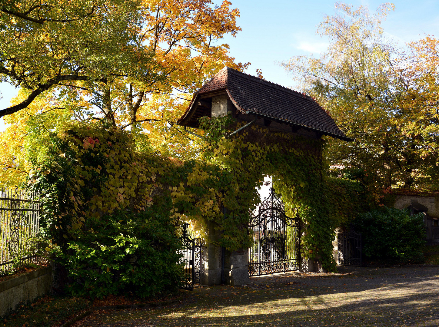 Ausgang Friedhof Enzenbühl, Zürich