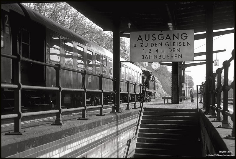 Ausgang und zu den Bahnbussen