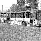 Ausgebrannter Bus in Bleistift