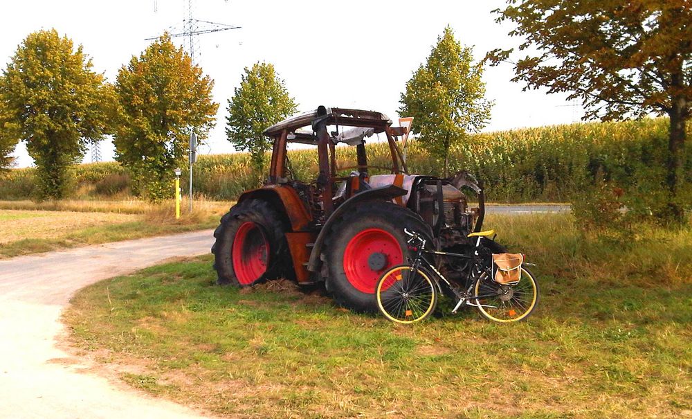 ausgebrannter Traktor (Fendt) - abgebrannter Fendt Traktor Foto & Bild