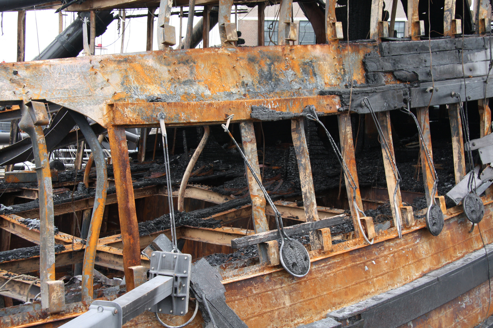 ausgebranntes Schiffswrack im Hafen von Den Helder