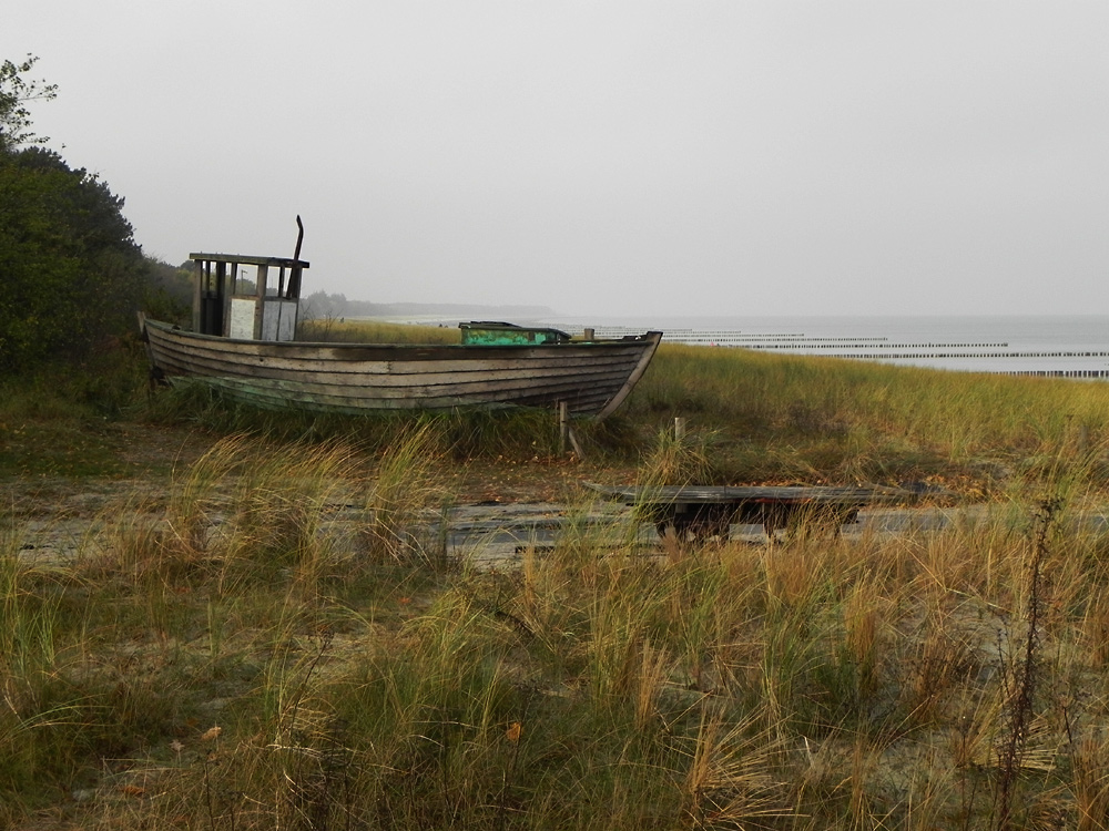 Ausgedient: Boot am Strand von Zingst