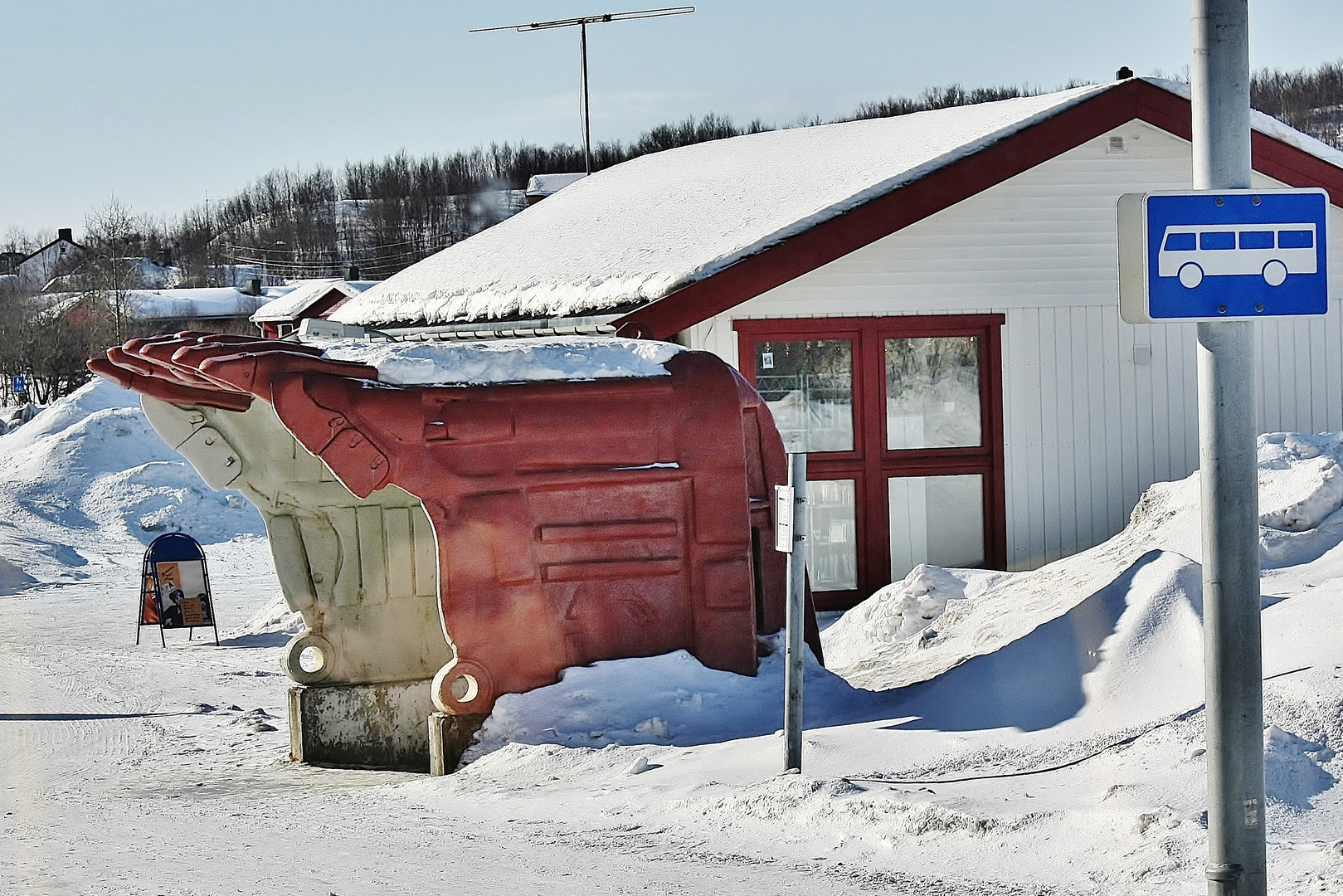 Ausgediente Baggerschaufel, jetzt Wartehalle in Kirkenes